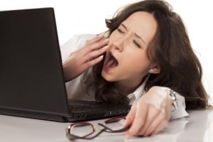 Computer benötigt dringend Computeroptimierung, Frau gähnt während des Wartens